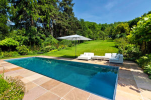 Terrasse avec une piscine